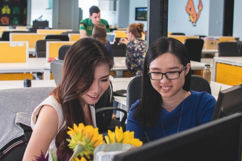 deux personnes cohésion travail