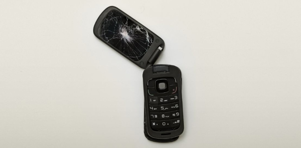 Téléphone à clapet noir à l’écran cassé