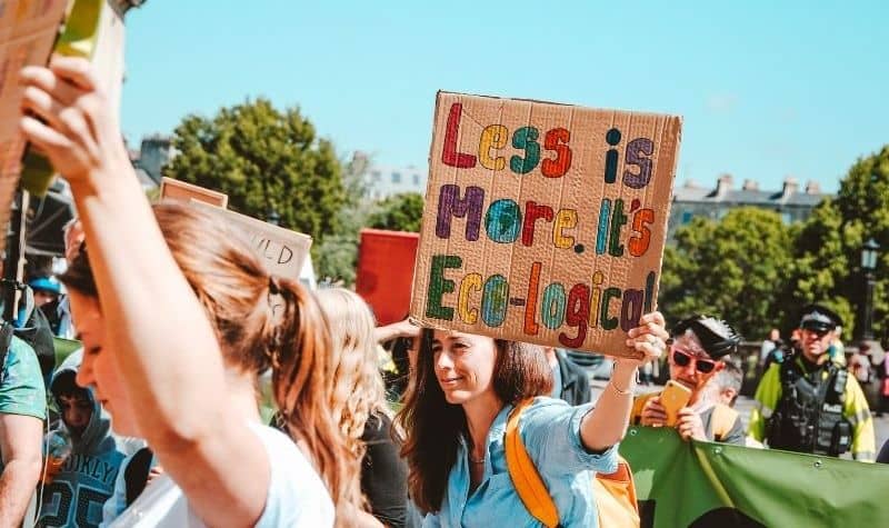 personnes manifestant pour l’environnement