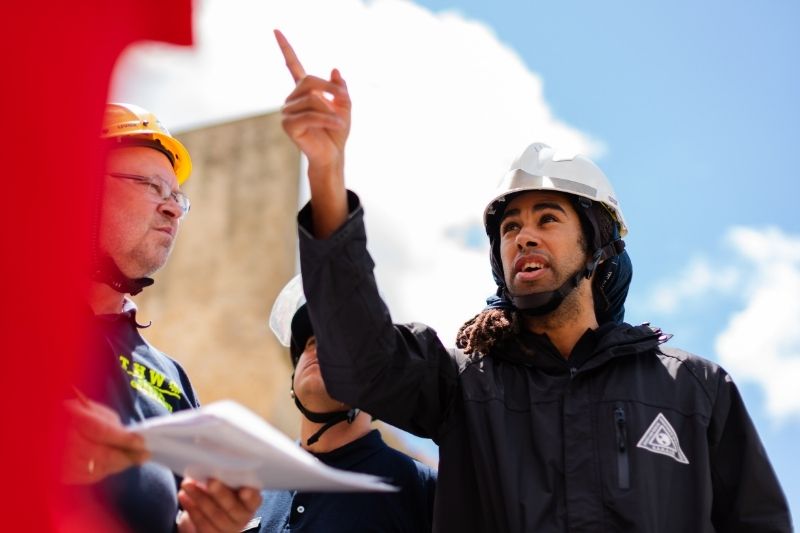 personnes travaillant avec des casques de chantier