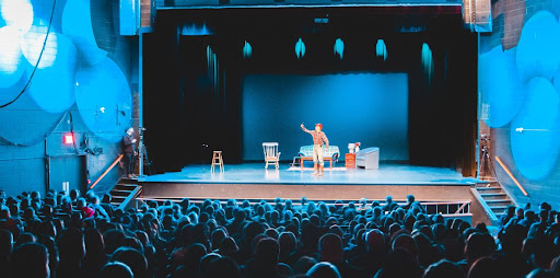 Acteur jouant une pièce dans un théâtre