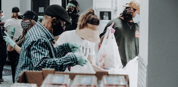 Distribution de denrées dans une banque alimentaire