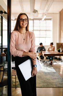 Employée heureuse au travail