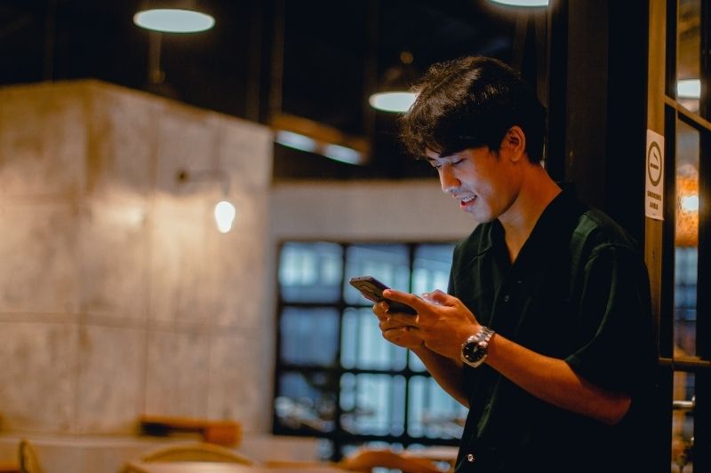 homme navigant sur un smartphone