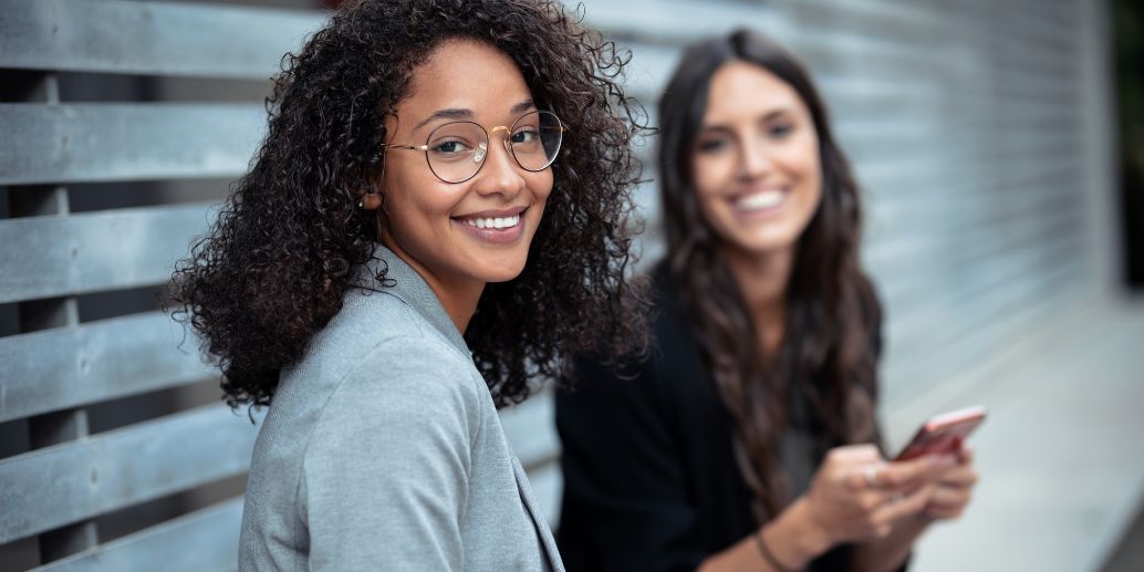 Deux étudiantes ESG Act qui sourient