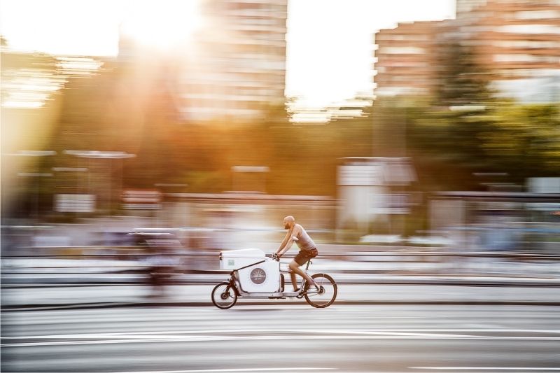 livreur en vélo cargo