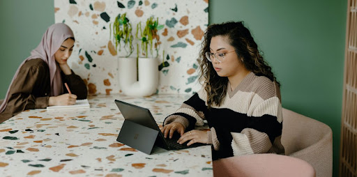 Personnes travaillant dans une salle de réunion