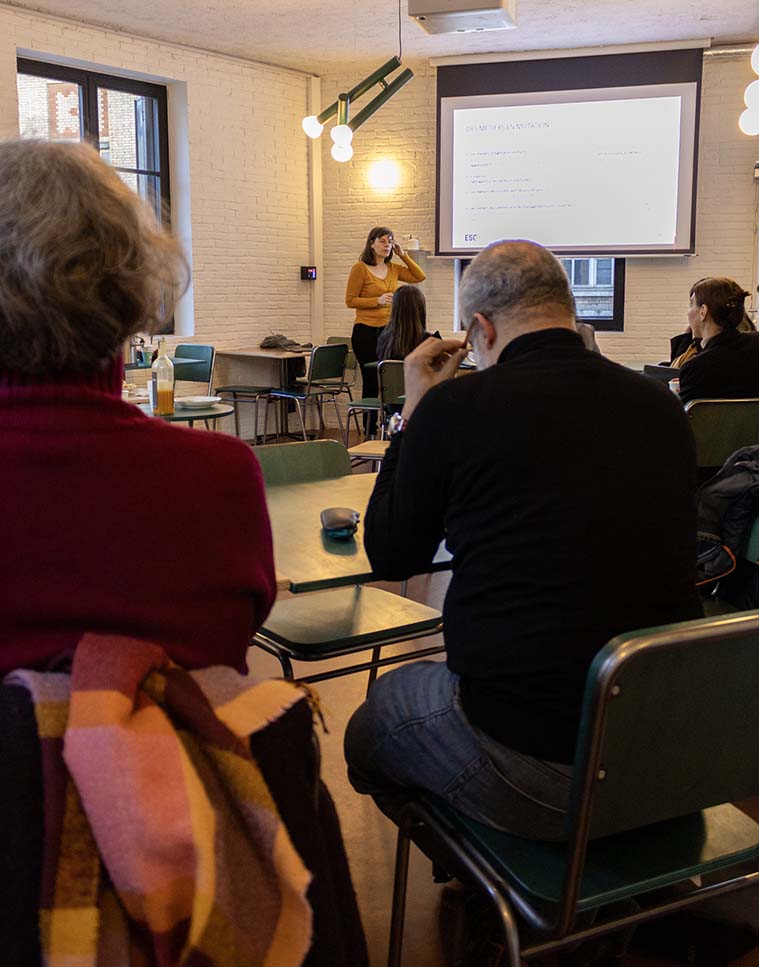 Tuteurs des alternants dans une salle de classe, discutent avec la directrice de l'ESG Act