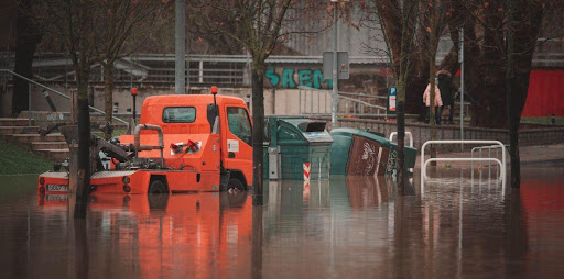 Camion rouge piégé par une inondation en ville