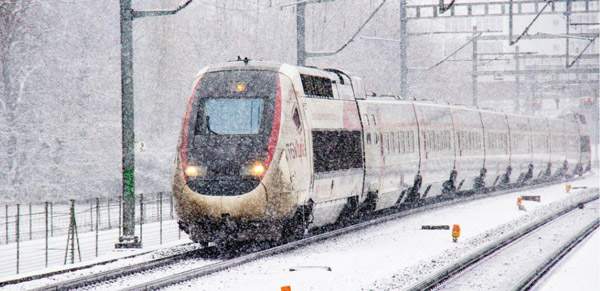 TGV circulant sous la neige