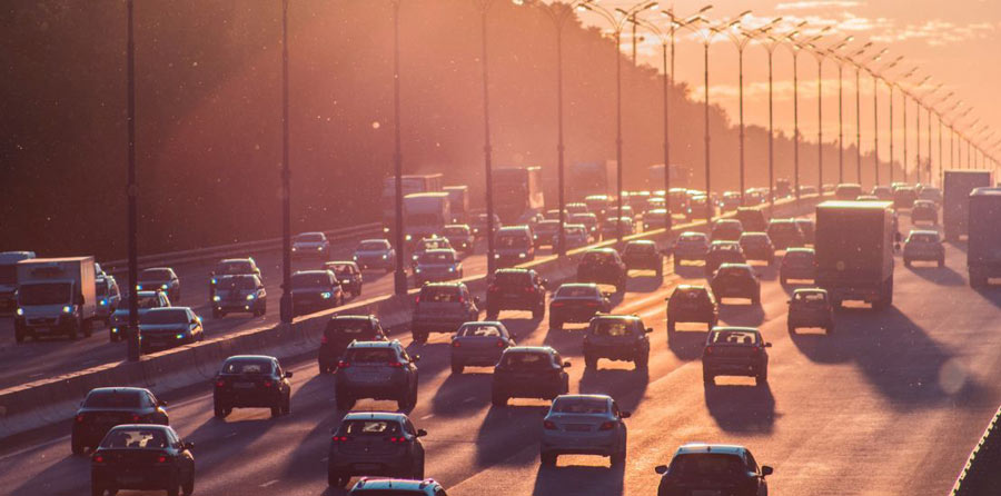 Trafic automobile dense sur une deux fois cinq voies