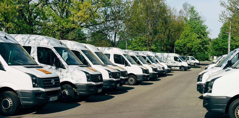 Flotte de véhicules utilitaires blancs