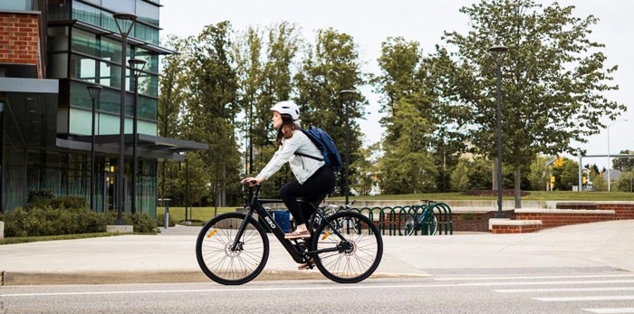 Personne circulant en vélo en ville