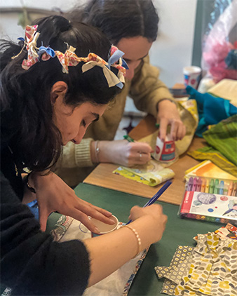Etudiante en atelier manuel Etudiante en atelier manuel