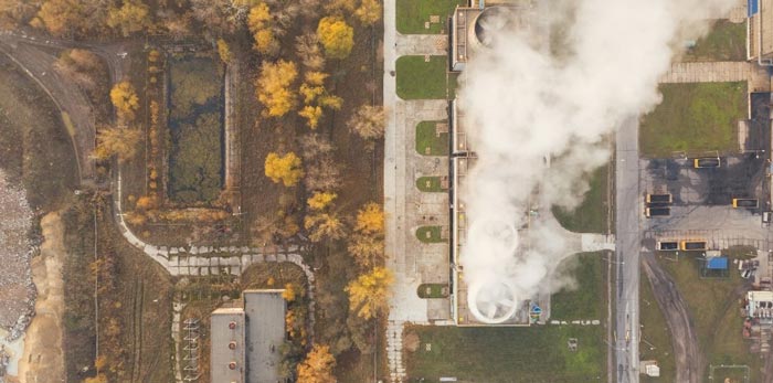 Vue aérienne des cheminées d’une usine